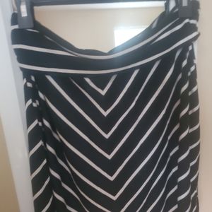 Sz 4-6 Blk/wht chevron skirt